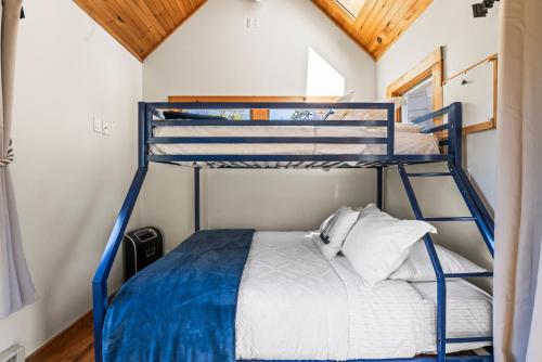 a bedroom with two bunk beds in a room at Historic Seaside Downtown Mystic Home Walk to Seaport in Stonington