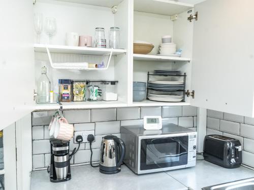 Kuchyň nebo kuchyňský kout v ubytování Spacious house near Westleigh Township, 4 Bed Room, Wifi, Private Parking