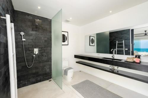 班阁库安Ocean Serenity 3 bd inifity pool with unreal views的带淋浴和水槽的浴室
