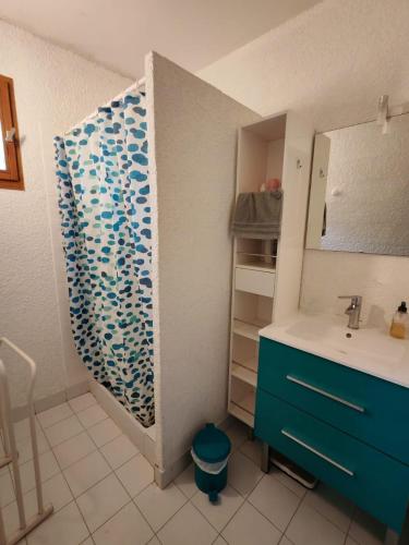 une salle de bain avec un lavabo et un miroir dans l'établissement Villa dans les Corbières avec piscine et tennis, à Ferrals-lès-Corbières