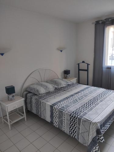 une chambre avec un grand lit et une fenêtre dans l'établissement Villa dans les Corbières avec piscine et tennis, à Ferrals-lès-Corbières