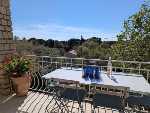 Haut de villa à 10 minutes à pied de la plage, parking, jardin