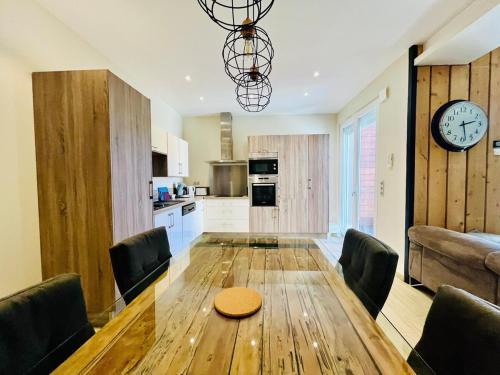 une table à manger avec des chaises et une horloge murale dans l'établissement Le calme à proximité immédiate du centre ville, à Avignon