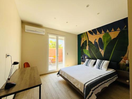 une chambre avec un lit avec un tableau sur le mur dans l'établissement Le calme à proximité immédiate du centre ville, à Avignon