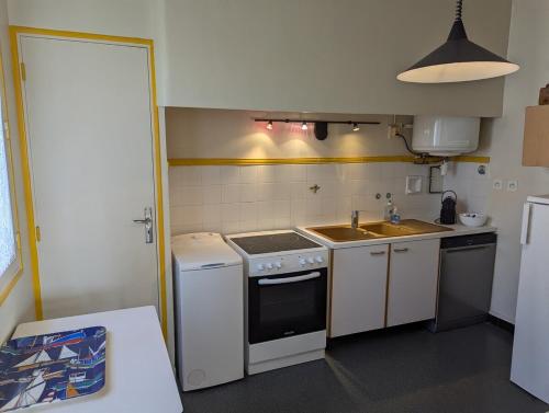 Il comprend une petite cuisine équipée d'une cuisinière et d'un évier. dans l'établissement Haut de villa à 10 minutes à pied de la plage, parking, jardin, à Bandol