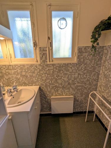 une salle de bain avec un lavabo et une fenêtre dans l'établissement Haut de villa à 10 minutes à pied de la plage, parking, jardin, à Bandol