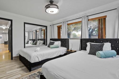 Кровать или кровати в номере Poolside Tropical Fun with Tiki Bar Games