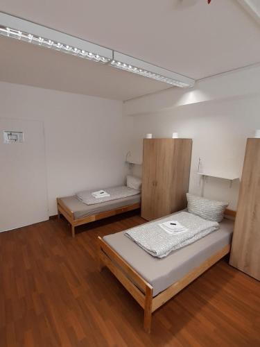 Katil atau katil-katil dalam bilik di 2-Rent Group Hostel Rooms&Apartments GKP2