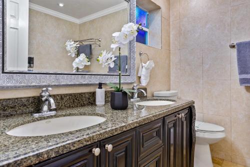 Ванная комната в Poolside Tropical Fun with Tiki Bar Games