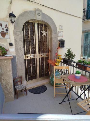 a patio with a door with a table and chairs at La casa di Cinzia in Pettorano sul Gizio