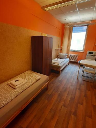 Katil atau katil-katil dalam bilik di 2-Rent Group Hostel Rooms&Apartments GKP2