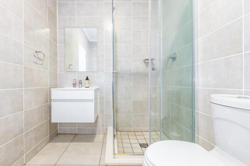 un bagno con doccia e WC di The Blyde Lifestyle Resort Luxury Pozi a Pretoria