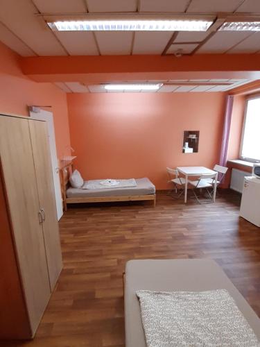 Katil atau katil-katil dalam bilik di 2-Rent Group Hostel Rooms&Apartments GKP2