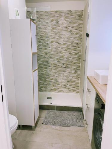 une petite salle de bain avec douche et toilettes dans l'établissement Jeannette's House, à Magny-le-Hongre