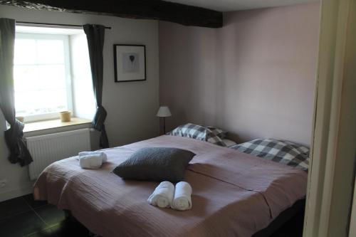 מיטה או מיטות בחדר ב-Le Néblon insolite
