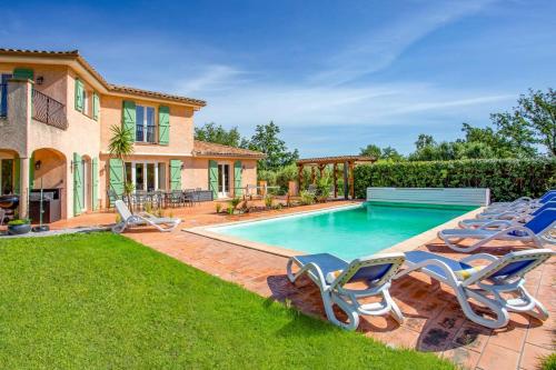 une piscine avec des chaises et une maison dans l'établissement Villa del Monts by Villa Plus, à Villelongue-dels-Monts