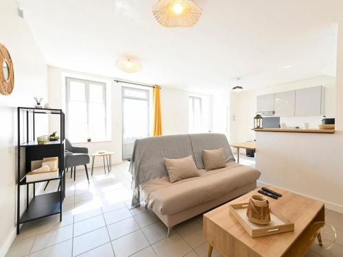 un salon avec un canapé et une table dans l'établissement La Sérénade des Mauges Charme Nature Détente, à Montfaucon