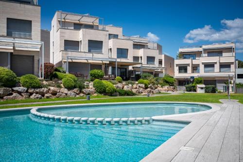 AT051 A pocos metros de la playa, equipamiento completo, piscina comunitaria