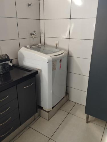 a small bathroom with a toilet and a sink at Apartamento térreo in Bebedouro
