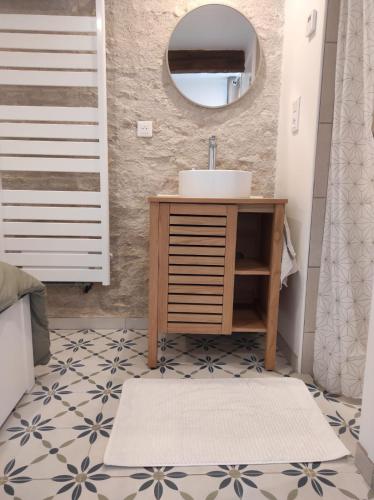 une salle de bain avec un lavabo et un miroir dans l'établissement Gîte du Rucher, à Vimory