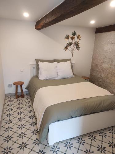 une chambre avec un grand lit dans une pièce dans l'établissement Gîte du Rucher, à Vimory