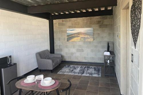 a patio with a table and a chair at GRAN DEPTO EJECUTIVO CERCA de EXPLANADA in Pachuca de Soto