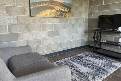 a living room with a couch and a tv at GRAN DEPTO EJECUTIVO CERCA de EXPLANADA in Pachuca de Soto