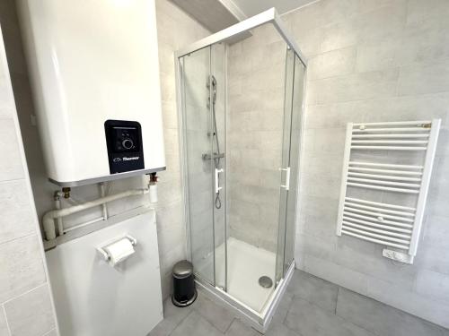 une douche avec une porte vitrée dans une salle de bain dans l'établissement ApartHotel riviera - Balcon Jean Jaures 2 - Place Massena - Old, à Nice