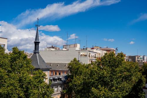 Pemandangan umum bagi Madrid atau pemandangan bandar yang diambil dari aparthotel ini