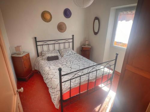 - une chambre avec un lit, 2 tables de nuit et une fenêtre dans l'établissement Maison Vauban, à Saint-Raphaël