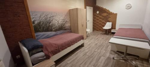 een kamer met 2 bedden en een bureau. bij Arzberger Monteurhaus in Arzberg