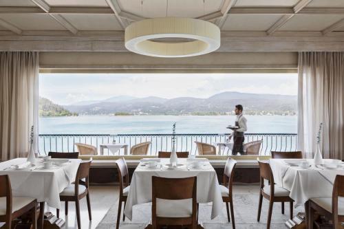 a dining room with a view of the water at Ferienwohnung mit Seesicht und Hotelservices in Maria Wörth