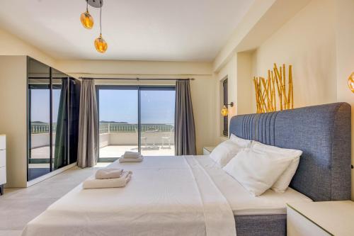 a bedroom with a large bed and a balcony at Çukurbağ Köyü Doğa Manzaralı Villa Oriente in Kas