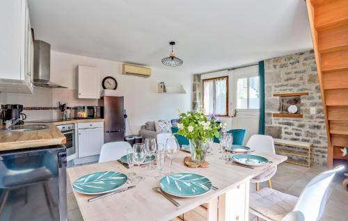 une cuisine et une salle à manger avec une table et des chaises dans l'établissement Lovely Home In Quettreville-Sur-Sienne, à Quettreville-sur-Sienne