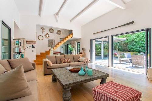 un salon avec un canapé et une table dans l'établissement Villa Sachmatal au coeur du Cap ferret, à Lège-Cap-Ferret