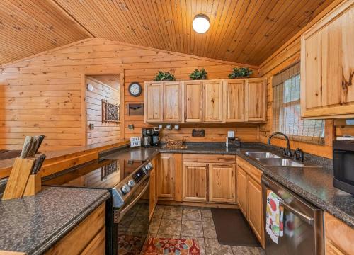Kuchyň nebo kuchyňský kout v ubytování Cozy Stream True Log Cabin w/ Hot Tub Near SMNP