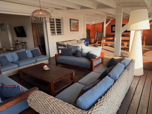 Khu vực ghế ngồi tại Villa Perle de Corail, les pieds dans l'eau