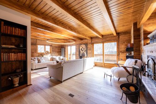un salon avec un canapé et une cheminée dans l'établissement Chalet Les Rennes, à Saint-Étienne-de-Tinée