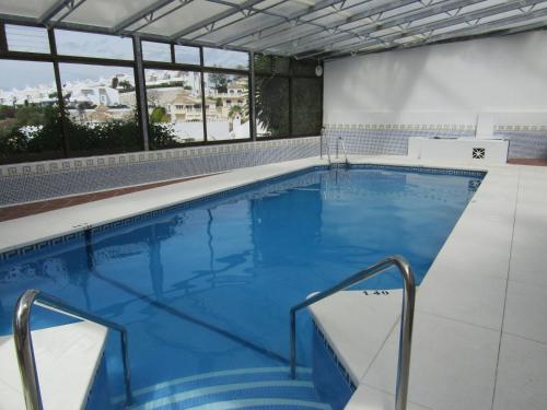 בריכת השחייה שנמצאת ב-Apartamento Calahonda או באזור
