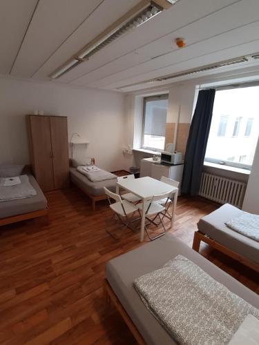 Katil atau katil-katil dalam bilik di 2-Rent Group Hostel Rooms&Apartments GKP2