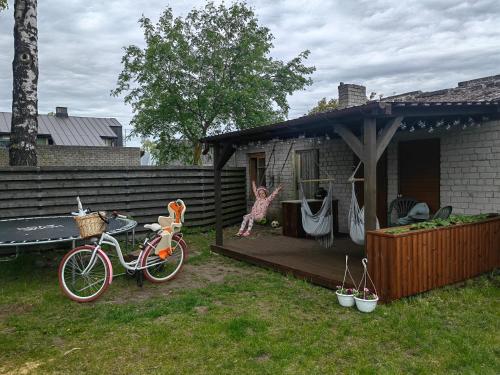 un vélo garé à côté d'une maison avec une terrasse dans l'établissement Tallinna mnt Kodu, à Pärnu