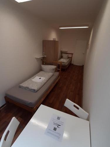 Katil atau katil-katil dalam bilik di 2-Rent Group Hostel Rooms&Apartments GKP2