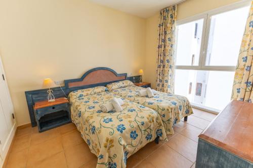Giường trong phòng chung tại Cozy apartment near the sea with wifi and pool