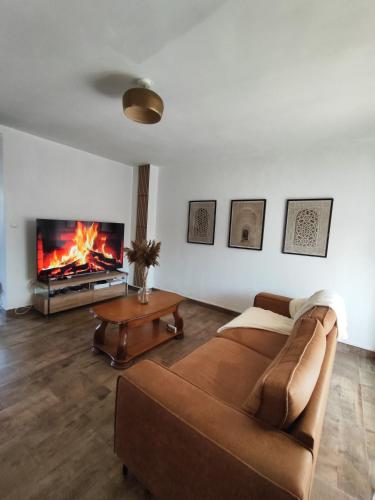 un salon avec un canapé et une cheminée dans l'établissement Avignon Grand 3 Chambres Parking Privé Gratuit, à Avignon