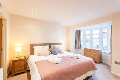 Un dormitorio con una cama con dos toallas encima. en Anzac Lookout Central Brixham Retreat with Stunning Views, en Brixham