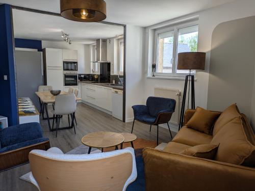 un salon avec un canapé et des chaises et une cuisine dans l'établissement Loire à vélo - Blois - proche bus et gare - 5 ch - 2sdb - 150m2, à La Chaussée-Saint-Victor