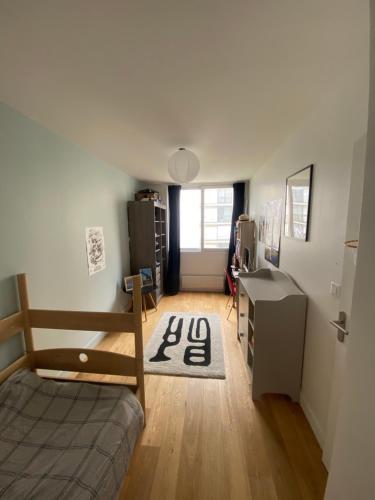 une chambre avec un lit et un bureau dans une pièce dans l'établissement Spacious and Elegant 3 Bedrooms Apartment near Metro and Bois de Vincennes, à Paris