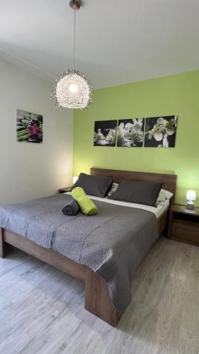 Lilikoi Apartment في موستار: غرفة نوم بها سرير كبير وثريا