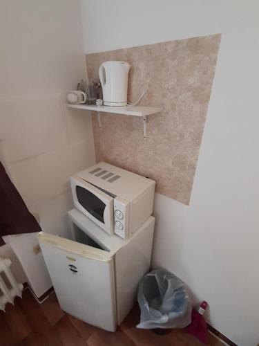 Dapur atau dapur kecil di 2-Rent Group Hostel Rooms&Apartments GKP2