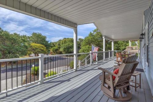 Balkón nebo terasa v ubytování You Me | Dog Friendly | Surf City, NC